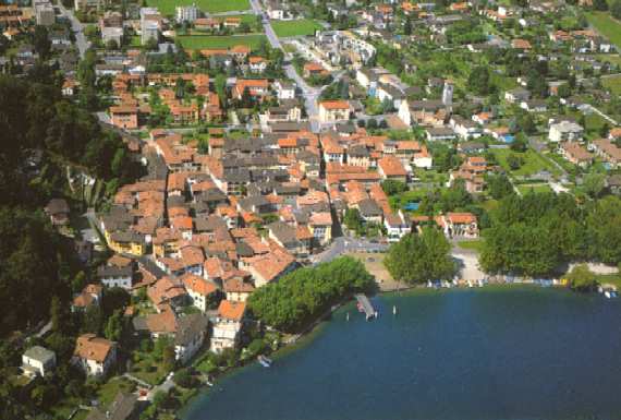 Der alte Dorfkern von Caslano mit der Piazza Lago im Vordergrund